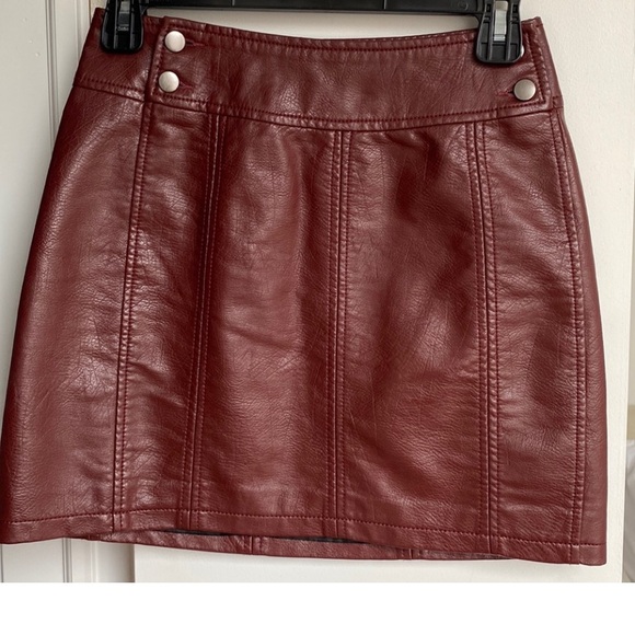 Free People Mini Retro Body Con Faux-Leather Mini Skirt Maroon - Picture 3 of 4